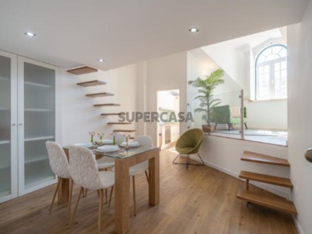 Apartamento T1 com mezanino localizado junto à Universidade de Coimbra