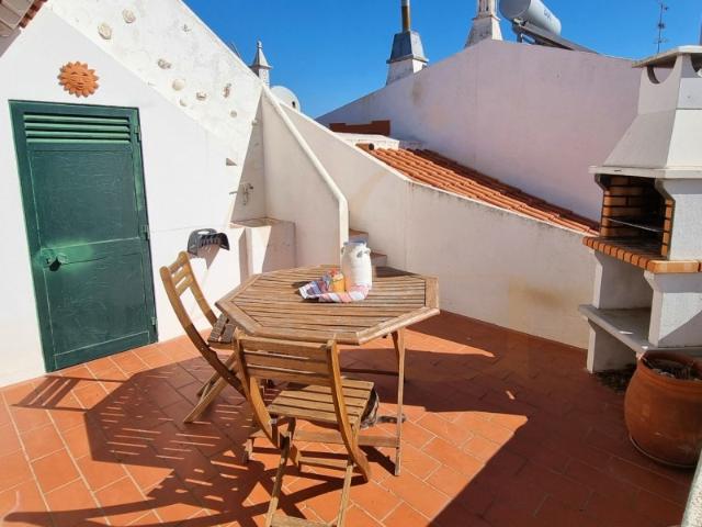 Apartamento T1 com Pátio e um Terraço Panorâmico, perto da Praia Verde