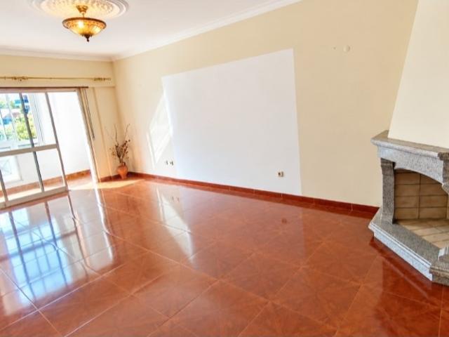Apartamento T1 com parqueamento e arrecadação