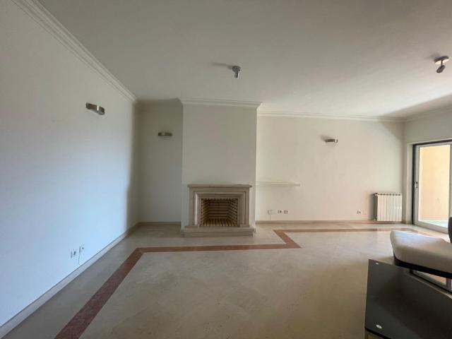 Apartamento T1 com terraço, vista de mar e estacionamento no Junqueiro em Carcavelos