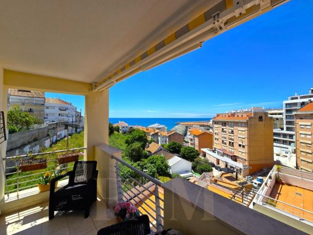 Apartamento T1 com Terraço, Vista Mar, Mobilado, Piscina e Box Privativa a 2 Minutos da Praia do Ouro, Sesimbra