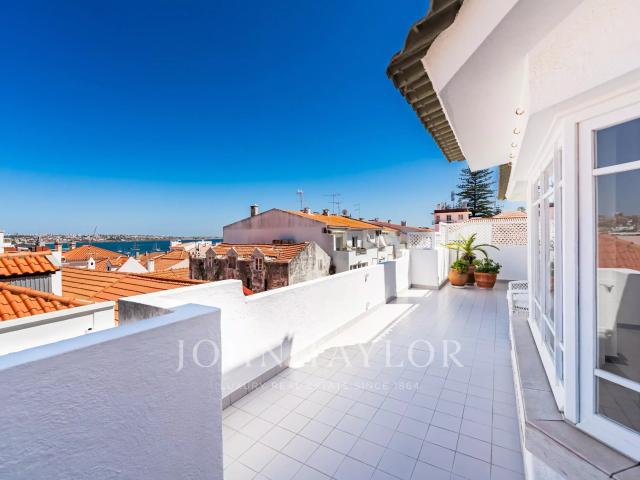 Apartamento T1 com Terraço e Vistas para o Oceano no Centro Histórico de Cascais
