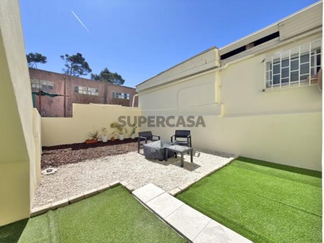Apartamento T1 com Terraço em Camarate