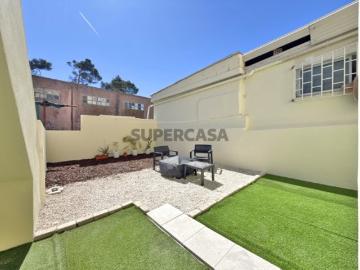 Apartamento T1 com Terraço em Camarate