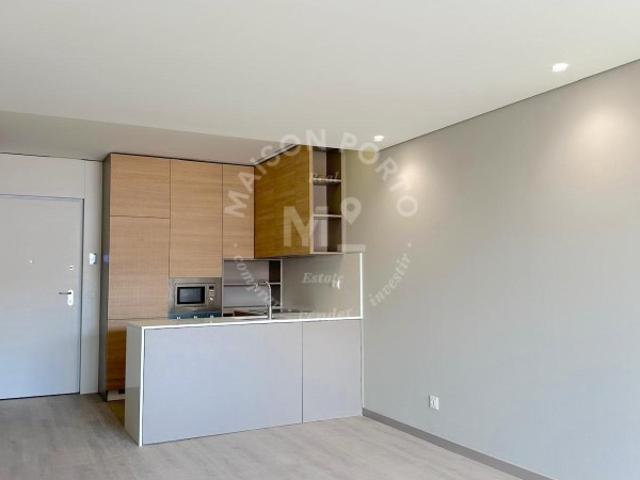 Apartamento T1 com Varanda e Estacionamento no novíssimo Condomínio Brisas de Gaia próximo a RTP e Hospital Santos Silva em Vila Nova de Gaia
