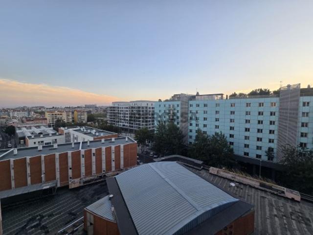 Apartamento T1, com varanda e parqueamento Avenidas Novas