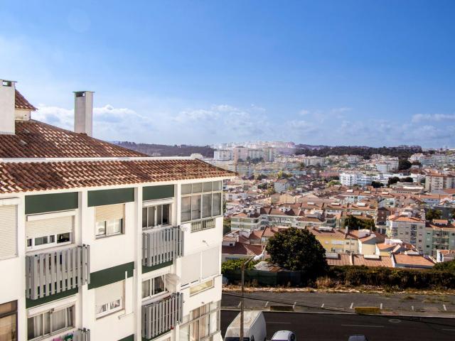 Apartamento T1 com Varanda em Agualva, Sintra