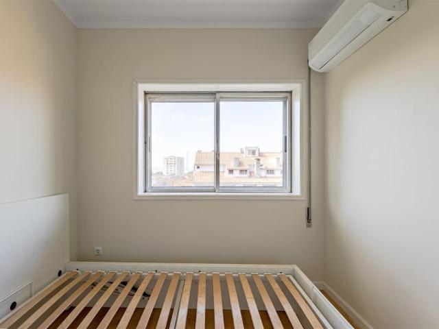 Apartamento T1 com Varanda junto à Praça Velasquez