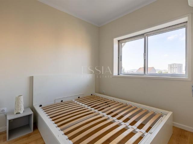 Apartamento T1 com Varanda junto à Praça Velasquez
