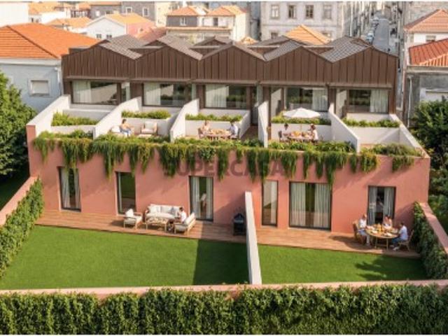 Apartamento T1 com Varanda, Mezanino, Lugar de Estacionamento e Arrumos, próximo ao Norteshopping, na Senhora da Hora, Matosinhos