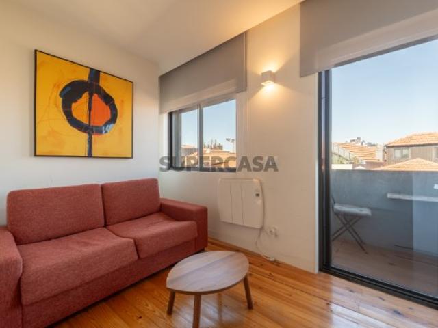 Apartamento T1 com varanda, na Avenida Rodrigues de Freitas