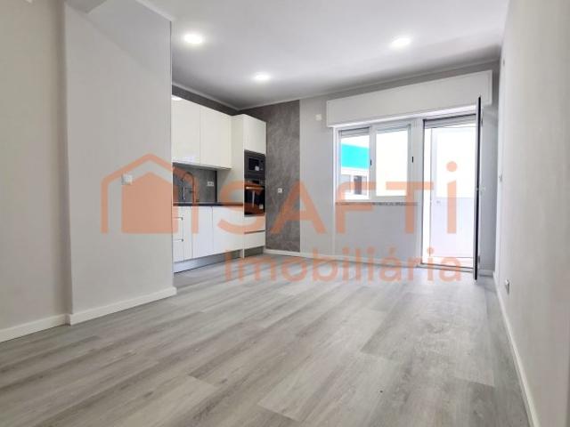 Apartamento T1 com varanda remodelado, na Amadora