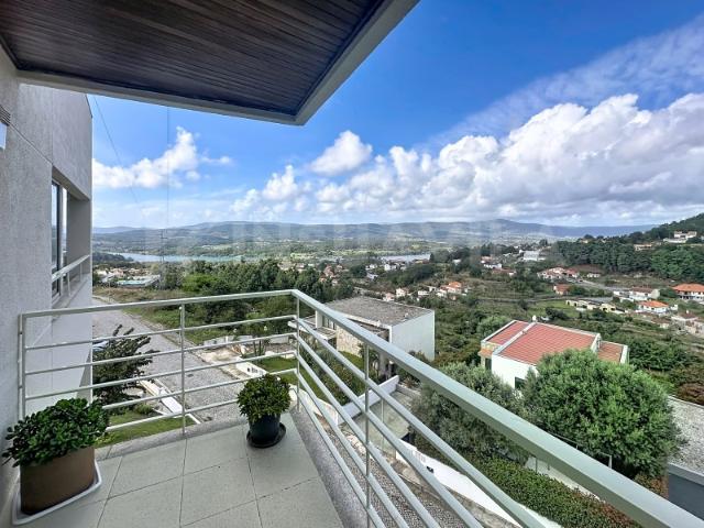 Apartamento T1 com vista para o Rio Minho em condomínio fechado