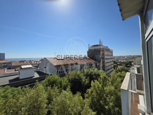 Apartamento T1 com Vista Rio e Terraço Coberto no Coração de Almada