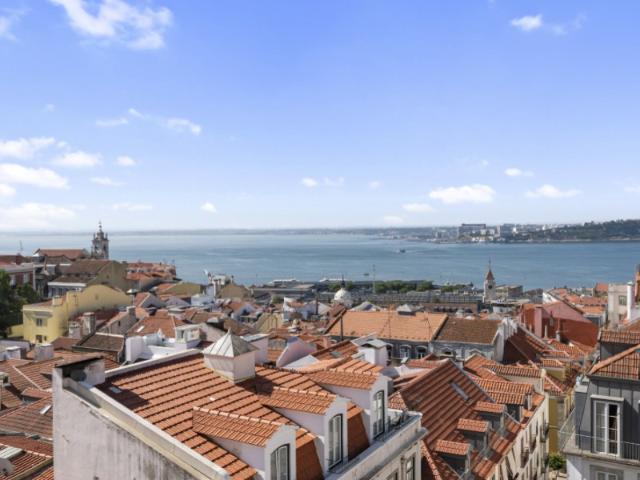 Apartamento T1 com vista rio e terraço, na Misericórdia
