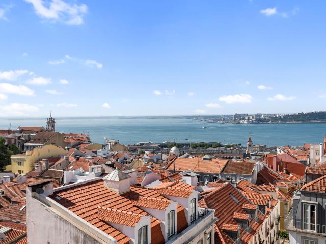 Apartamento T1 com vista rio e terraço, na Misericórdia