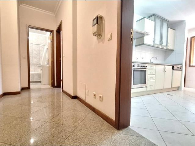 Apartamento T1 c/varanda, arrumos e lugar de garagem