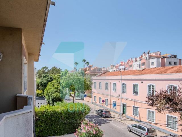 Apartamento T1 c/varanda junto à Praia de Santo Amaro de Oeiras