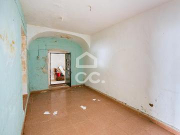 Apartamento T1 de Rés do Chão em Edifício Centenário Bifamiliar | Borba, Évora