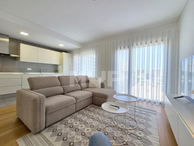 Apartamento T1 decorado com garagem e piscina