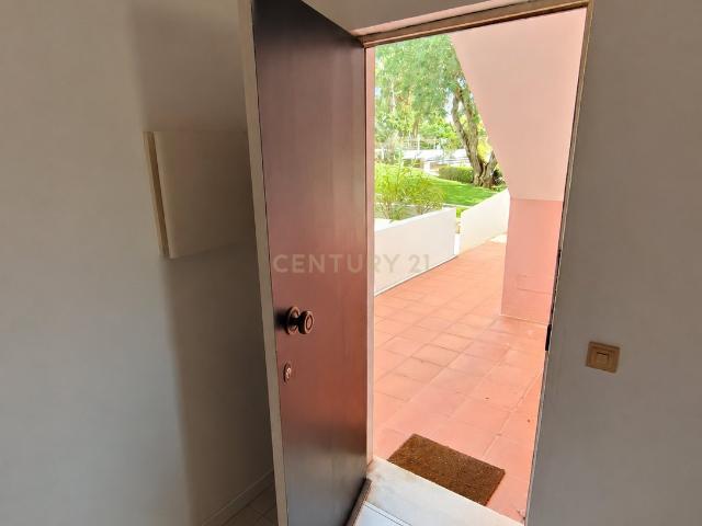 Apartamento T1 em Portimão com Piscina e Estacionamento