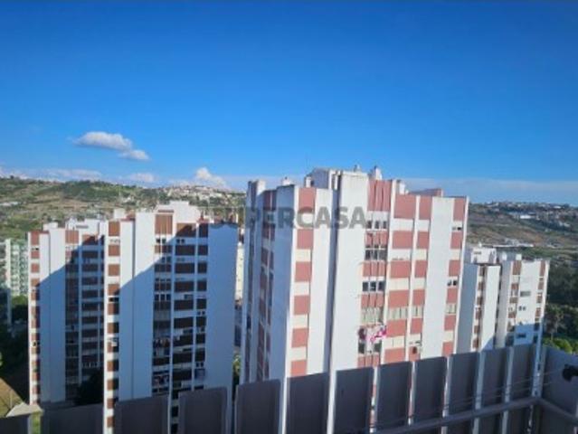Apartamento T1 em Santo António dos Cavaleiros e Frielas