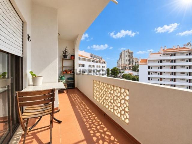 Apartamento T1 espaçoso com varanda, piscina e estacionamento privado em Albufeira