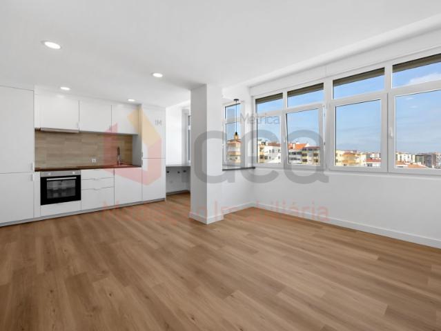 Apartamento T1 excelentes áreas e vista sobre o Seixal