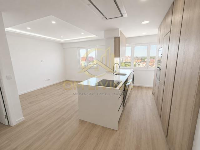 Apartamento T1 Exclusivo e Totalmente Remodelado, com varanda, na Cruz de Pau