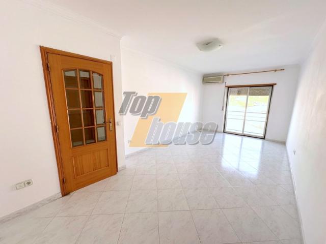 Apartamento T1 Junto a Faculdade FCT
