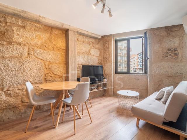 Apartamento T1, junto à Praça Velasquez, nas Antas
