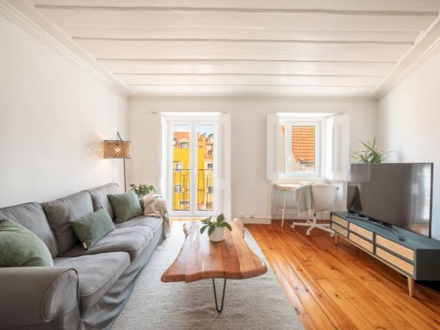 Apartamento T1 com varanda francesa e vistas desafogadas no Príncipe Real para arrendamento de longa duração