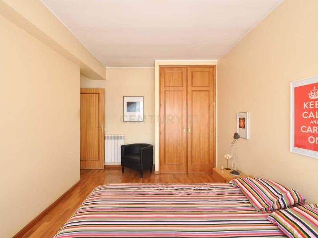 Apartamento T1 localizado junto a Costa Cabral, perto dos Polos Universitários, com varandas viradas a sul