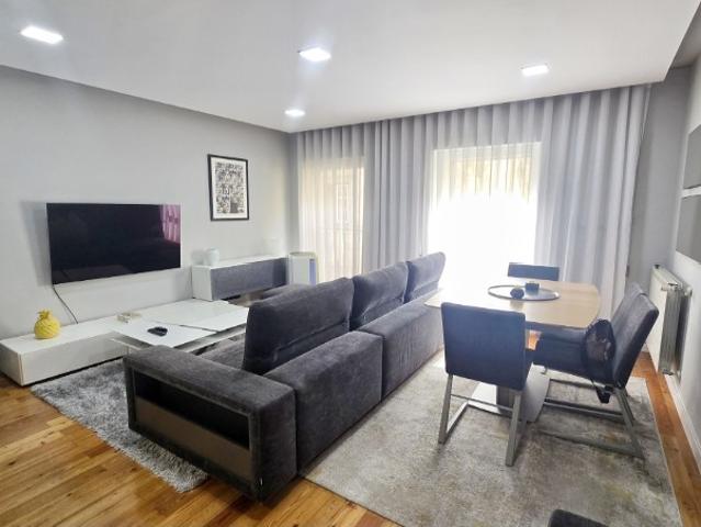 Apartamento T1 mobilado com estacionamento e arrecadação no Bairro Alto