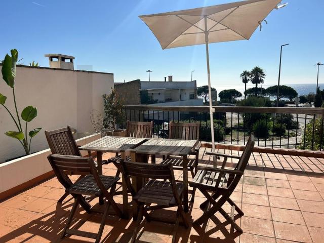 Apartamento T1 Mobilado com Terraço Privativo de 40m² em Frente à Praia de São Pedro de Estoril