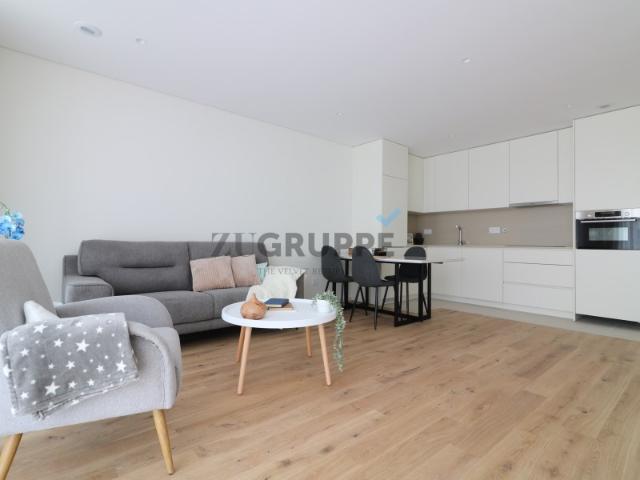 Apartamento T1, mobilado e equipado, com varanda e lugar de garagem