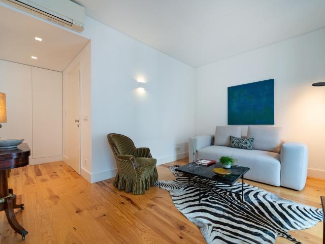 Apartamento T1 mobilado em edifício de charme com garagem no coração da Lapa
