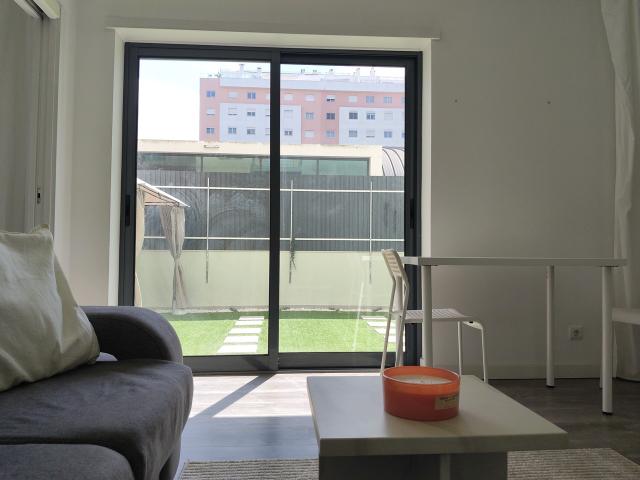 Apartamento T1 mobiliado com terraço zona Laranjeiras / Quinta dos Barros