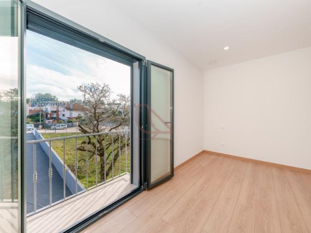 Apartamento T1 Moderno com Varanda e Estacionamento Estrada da Batalha
