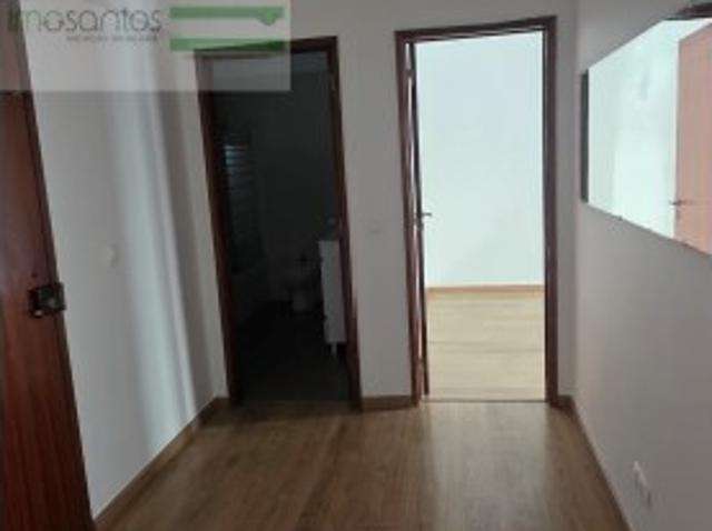 Apartamento T1, na zona centro da Torre da Marinha, r/c equivalente a 1º andar, remodelado