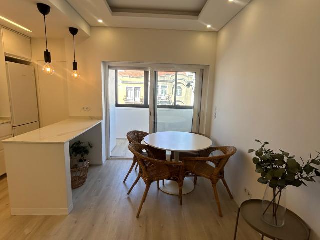 Apartamento T1 na Avenida Luís Bivar