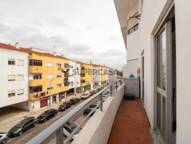 APARTAMENTO T1 NA BAIXA DA BANHEIRA COM MUITA LUMINOSIDADE