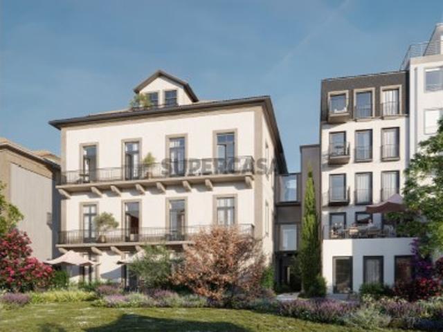 Apartamento T1 na Baixa do Porto, a Sul, com varanda e garagem