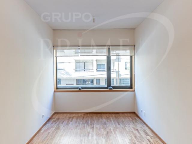 APARTAMENTO T1 NA RUA 5 DE OUTUBRO