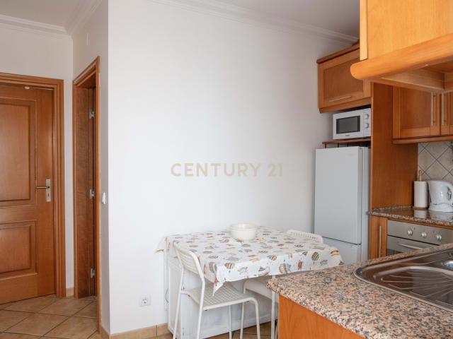 T1 com 30 m² no Sítio da Nazaré, totalmente equipado, com 1 quarto e 1 casa de banho. Localização privilegiada, perto de restaurantes, mini mercado e a apenas 2 minutos a pé do Ascensor com acesso à praia