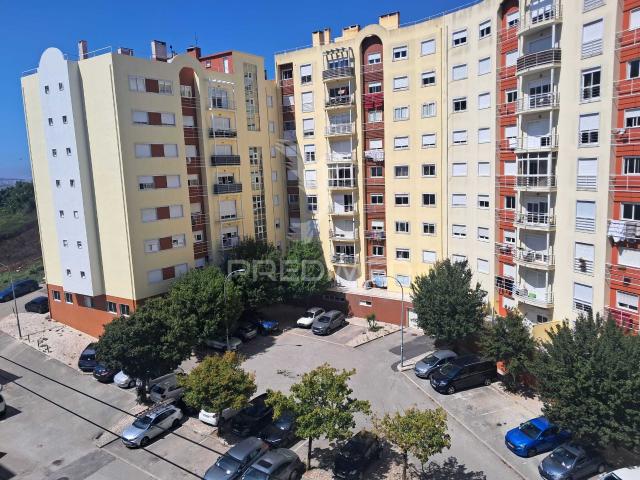Apartamento T1+1 Monte Abraão, para arrendamento