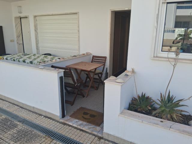 Apartamento T1 num condomínio com piscina para arrendamento em Santa Luzia