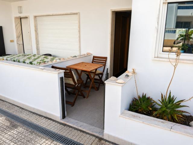 Apartamento T1 num condomínio com piscina para arrendamento em Santa Luzia