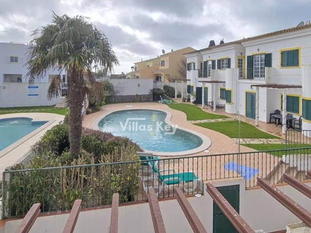 Apartamento T1 para Arrendamento Anual com Terraço e Piscina