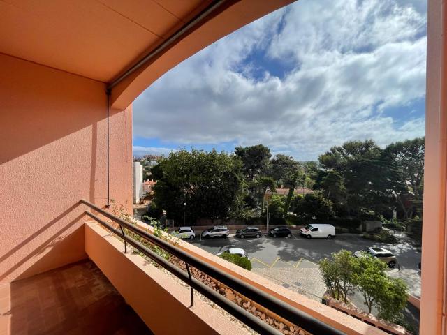 Apartamento T1 para arrendamento com garagem em zona sossegada de Cascais